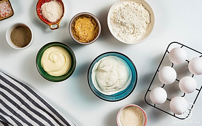 Шесть куриных яиц заранее сварите вкрутую, остудите в холодной воде и очистите от скорлупы. Зеленый лук для подачи хорошо промойте и просушите. Также возьмите большую сковороду с толстым дном.