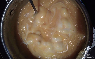 В горячее пюре добавляем плавленый сыр, мешаем до полного растворения сыра.