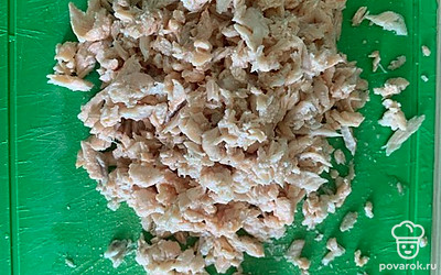 Отварить рыбу. Процедить бульон и разделить рыбу на кусочки.