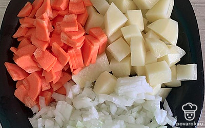 Нарезать овощи и отправить в бульон вариться. Туда же выложить кусочки рыбы. Посолить. Довести овощи до готовности.