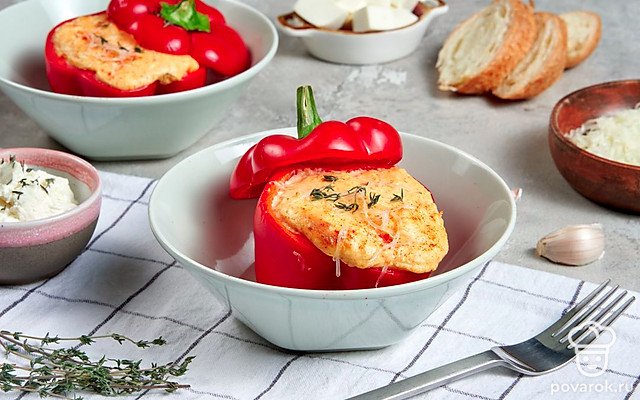 Болгарский перец, фаршированный яйцом с брынзой — Рецепт с фото