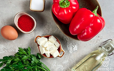 Болгарский перец помойте, аккуратно срежьте крышечку и удалите семена. Куриное яйцо помойте. Петрушку помойте и обсушите. Разогрейте духовку до 180 градусов. Подготовьте блендер.