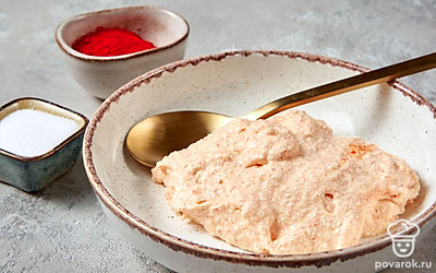 Приготовьте начинку. Брынзу поломайте на небольшие куски. В чаше блендера соедините брынзу, яйцо, молотую паприку и растительное масло, немного посолите и тщательно смешайте. Разложите начинку по перцам.