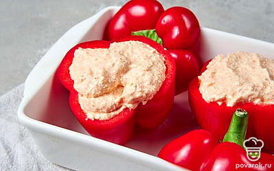 Запеките перцы. Переложите фаршированные перцы в небольшую форму для запекания, накройте крышечками. Выпекайте в разогретом духовом шкафу 20 минут.