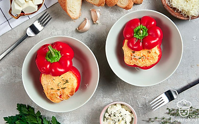 Перед подачей украсьте фаршированные перцы листиками петрушки.