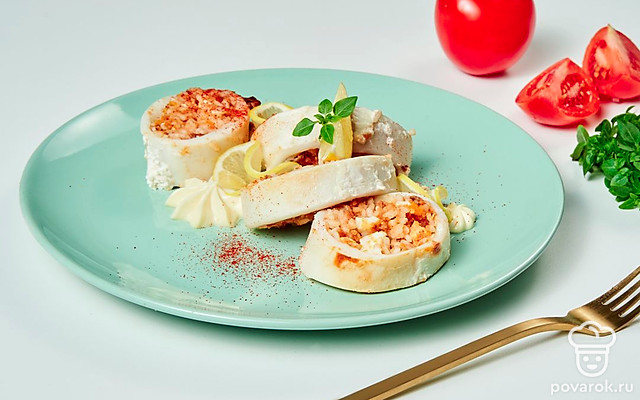 Кальмар, фаршированный рисом и яйцом в духовке — Рецепт с фото