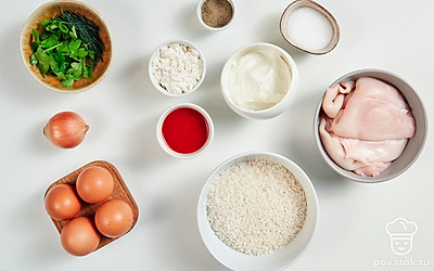 Яйца отварите вкрутую, остудите в холодной воде и очистите от скорлупы. Рис помойте, положите в небольшую кастрюлю и залейте водой в отношении 2:3. После того, как вода закипит, подсолите ее, убавьте огонь и варите рис еще 12 минут. Затем воду слейте. Вымойте петрушку и укроп, укроп мелко нарежьте. Почистите и ополосните репчатый лук.