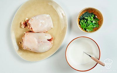 Сделайте соус и начините кальмаров. В сотейнике смешайте сметану, муку, ложку растительного масла и полстакана воды, поставьте на огонь и доведите до кипения. Тушки кальмаров промойте водой, слегка посолите и поперчите. Затем в каждую неплотно заложите начинку.