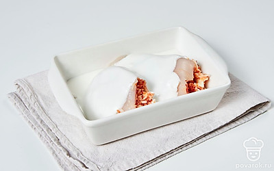 Запеките кальмары. Тушки кальмара положите в форму с высокими бортиками и залейте горячим соусом. Духовку разогрейте до 180 градусов и запеките кальмары в течение 25 минут.