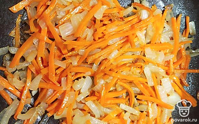 Лук, морковь нарезаем, обжариваем в масле 10 минут.