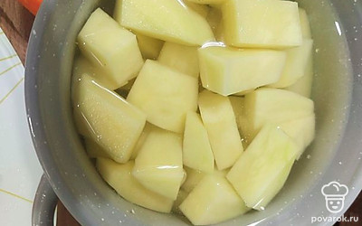 Картофель нарезаем кубиком. 