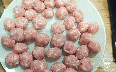 В фарш добавляем соль, и формируем фрикадельки. 