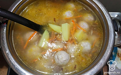 В костлюлю наливаем воду или бульон, добавляем зажарку, картофель, когда закипит, добавляем фрикадельки, варим 40 минут.