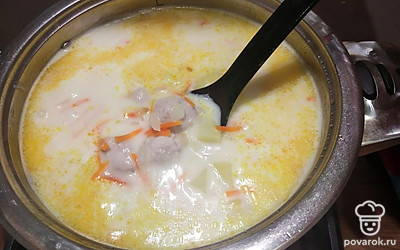 Добавляем плавленый сыр, доводим до кипения, по желанию добавляем зелень. 