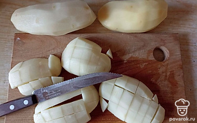 Картошку нарезать кубиками, добавить в бульону. Потомить 10 минут.