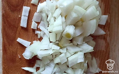 Нарезать лук и также отправить в бульон.