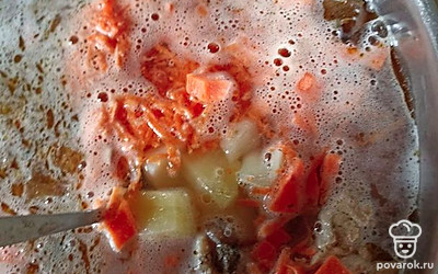 Морковку натереть на крупной терке и нарезать кубиками. Добавить в бульон, кипятить 5 минут.