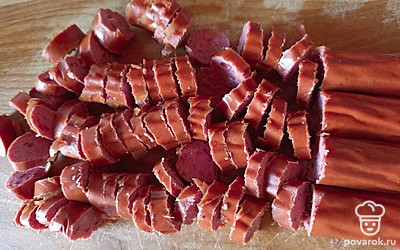 Под конец добавить колбаски, томить 20 минут.