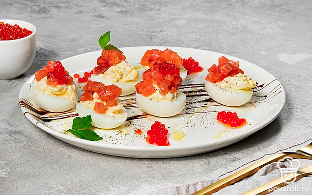 Яйцо, фаршированное семгой с творожным сыром — Рецепт с фото