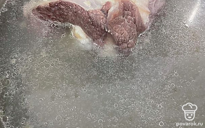 В кастрюлю налить воды, положить говядину. Довести до кипения и варить на медленном огне.