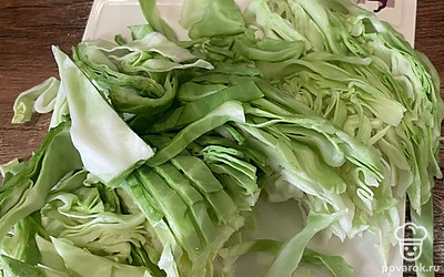 Нашинковать капусту и положить в бульон.