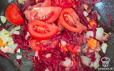 Подготовить закладку из овощей: обжарить лук, морковь, затем добавить помидоры, свеклу и томатную пасту со специями.