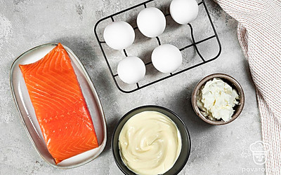 Помойте яйца. Петрушку промойте, обсушите бумажными полотенцами и крупно нарежьте. Семгу нарежьте небольшими кусочками.