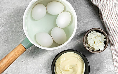 Отварите яйца. Выложите яйца в кастрюлю и налейте воды. Поставьте на сильный огонь, после закипания варите 10 минут. Остудите холодной водой и очистите от скорлупы. Разрежьте яйца пополам и удалите желток.