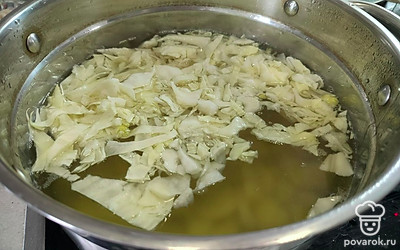 Картошку очистить и нарезать некрупными дольками.
Капусту нашинковать. В кастрюлю с кипящей водой бросить овощи и варить 15 минут.
