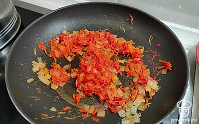 Лук мелко нарезать. Морковь натереть на мелкой терке.
На разогретую сковороду налить немного растительного масла. Добавить лук и через 5 минут морковь. Тушить еще 5 минут. Затем добавить томатную пасту. Потушить под крышкой 5 минут.