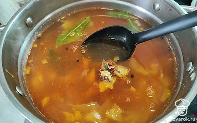 Готовую зажарку добавить в суп. Туда же положить лавровый лист и перец горошком. Добавить кильку вместе с томатным соусом. Посолить по вкусу. Варить еще 10 минут. За минуту до готовности положить нарезанный укроп.