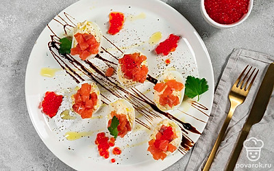 Подавайте фаршированные яйца с веточками петрушки.