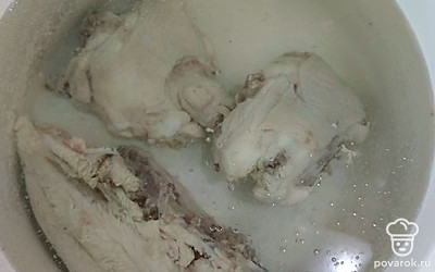 Отвариваем куру.
