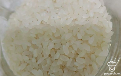 Добавляем в кастрюлю рис и варим до готовности. 