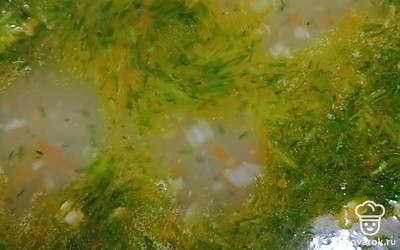 Добавляем свежий укроп. Подаем со свежим хлебом и сметаной. 