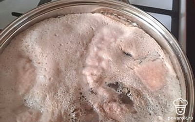 Ставим варить мясо примерно на 1 час. В процессе варки снимаем пену, солим.