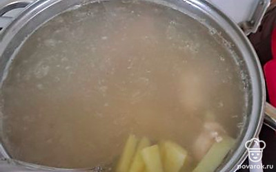 Чистим, режем овощи. Картошку нарезаем соломкой и отправляем к будущему рассольнику.