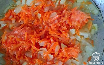 Обжариваем на сковородке лук с морковкой.