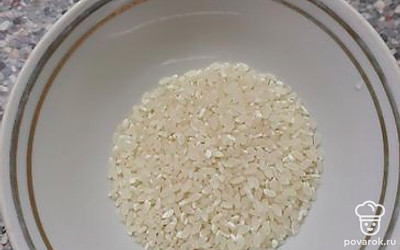 Моем рис и отправляем его в суп.
