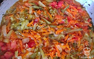 Как только обжарятся лук с морковью, добавляем туда натертые на терке соленые огурцы. Можно добавить один нарезанный помидор. Это придаст вкус и цвет супу.