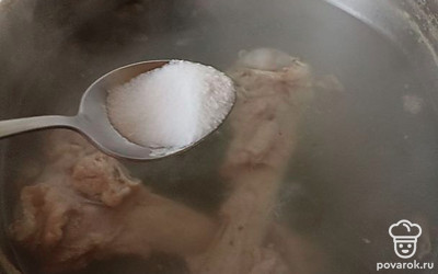 Варим бульон и не забываем его посолить. 