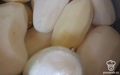 Пока варится бульон, чистим картошку, лук, морковку.