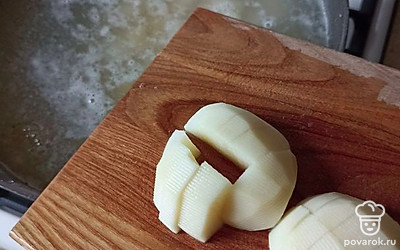 По мере нарезания добавляем картошку и лук. 