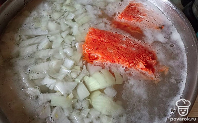 Морковку в этом супе лучше потереть на крупной терке и также добавить в бульон. Лук режем крупно. Кто не любит лук, можно не добавлять.