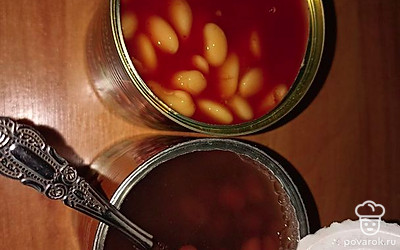 Открываем фасоль и подготавливаем ее, чтобы добавить в бульон к овощам. Стараемся выдерживать 5-10 минут между овощами при добавлении их в кипящий бульон.