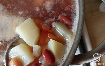 Добавив все овощи, даем перекипеть 10-15 минут. После завершения суп обязательно должен настояться около 30 минут.