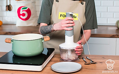 Приготовьте тесто из кальмара. Кальмар необходимо очистить от пленок и остатков внутренностей, нарезать произвольно и пробить в чаше блендера до однородности.