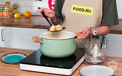 Обжарьте пончики. Нагрейте масло в сотейнике до 140 °С, используя термометр. С помощью двух столовых ложек или мокрыми руками сформируйте из кальмара шарики или кнели и сразу выкладывайте в горячее масло. Готовьте пончики 2-3 минуты, а затем сразу выкладывайте на бумажное полотенце, чтобы впитать лишний жир.