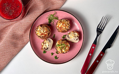 Подавайте шампиньоны, фаршированные яйцами, на листьях салата.