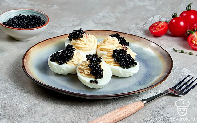 Фаршированные яйца с нежным сырным кремом на праздничный стол — Рецепт с фото